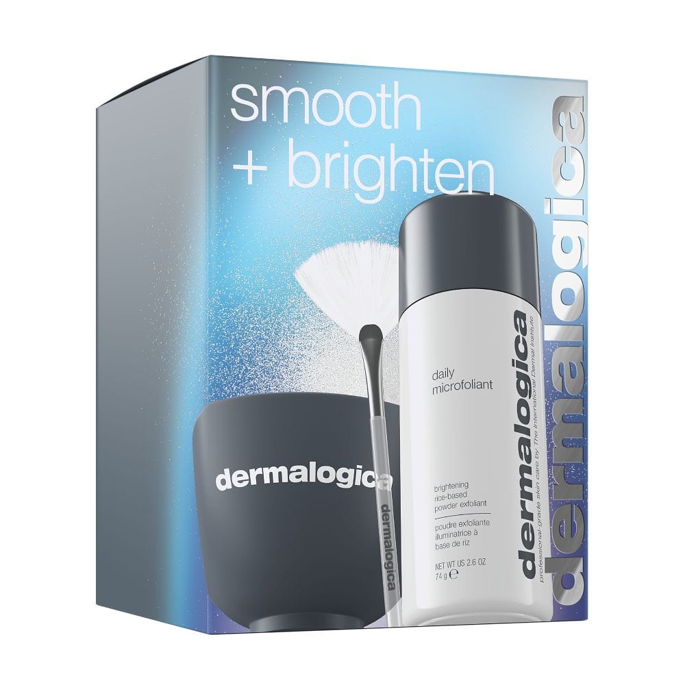 Limited Edition Smooth + Brighten Set Produktbox mit Daily Microfoliant, Flasche, Schale und Pinsel. Text: „Smooth + Brighten“. Entdecke das ultimative Gesichtspeeling von Hautpflege-Expert:innen.