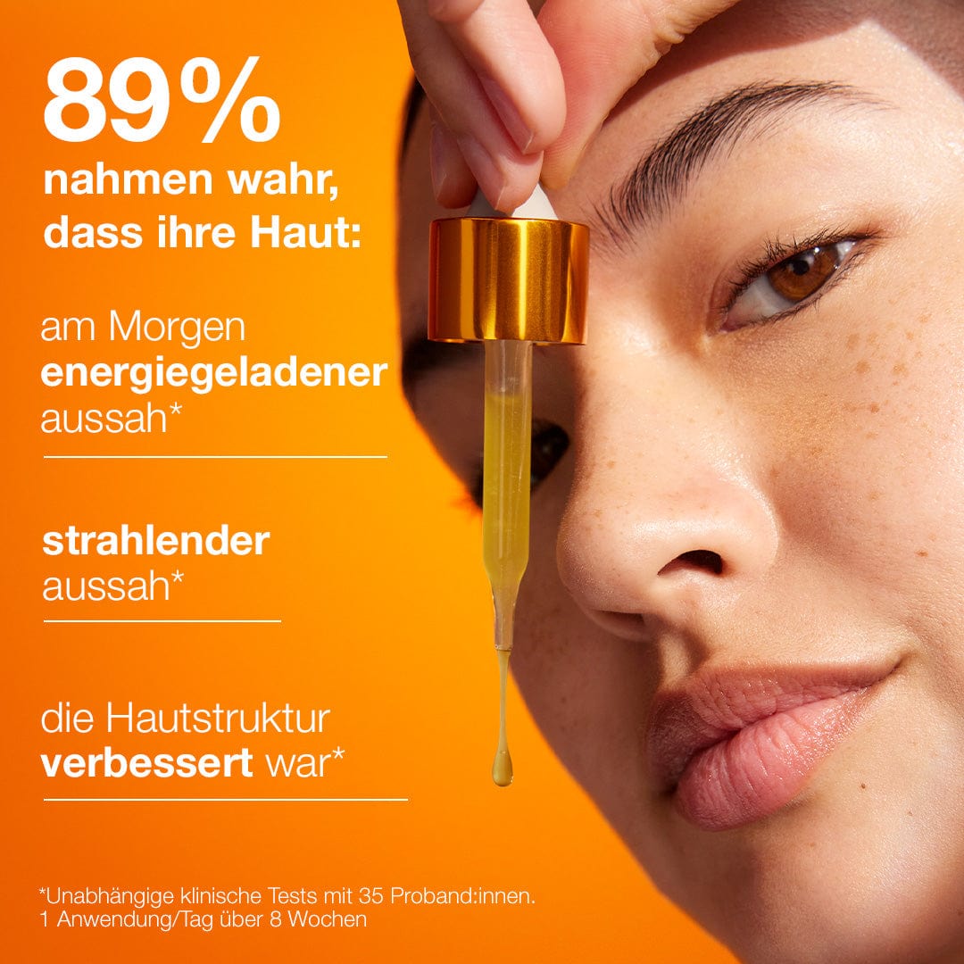 Das Gesicht einer Frau mit einer Pipette, die Presell Biolumin-C Night Restore | Vitamin-C Serum für die Nacht auf ihre Haut aufträgt. Der Text auf dem Bild lautet „89 % stellten fest, dass ihre Haut energetischer und strahlender war und eine bessere Textur aufwies“, zusammen mit Studiendetails. Das Serum enthält einen Pro-Vitamin-D-Komplex zur Stärkung der Hautbarriere für optimale Ergebnisse.