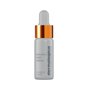 Eine kleine graue Tropfflasche Biolumin-C Night Restore Luxus-Probe mit einer orange-weißen Tropfkappe, die 3 ml Produkt enthält, das die Hautbarriere stärken und gleichzeitig wirksames Vitamin C liefern soll.