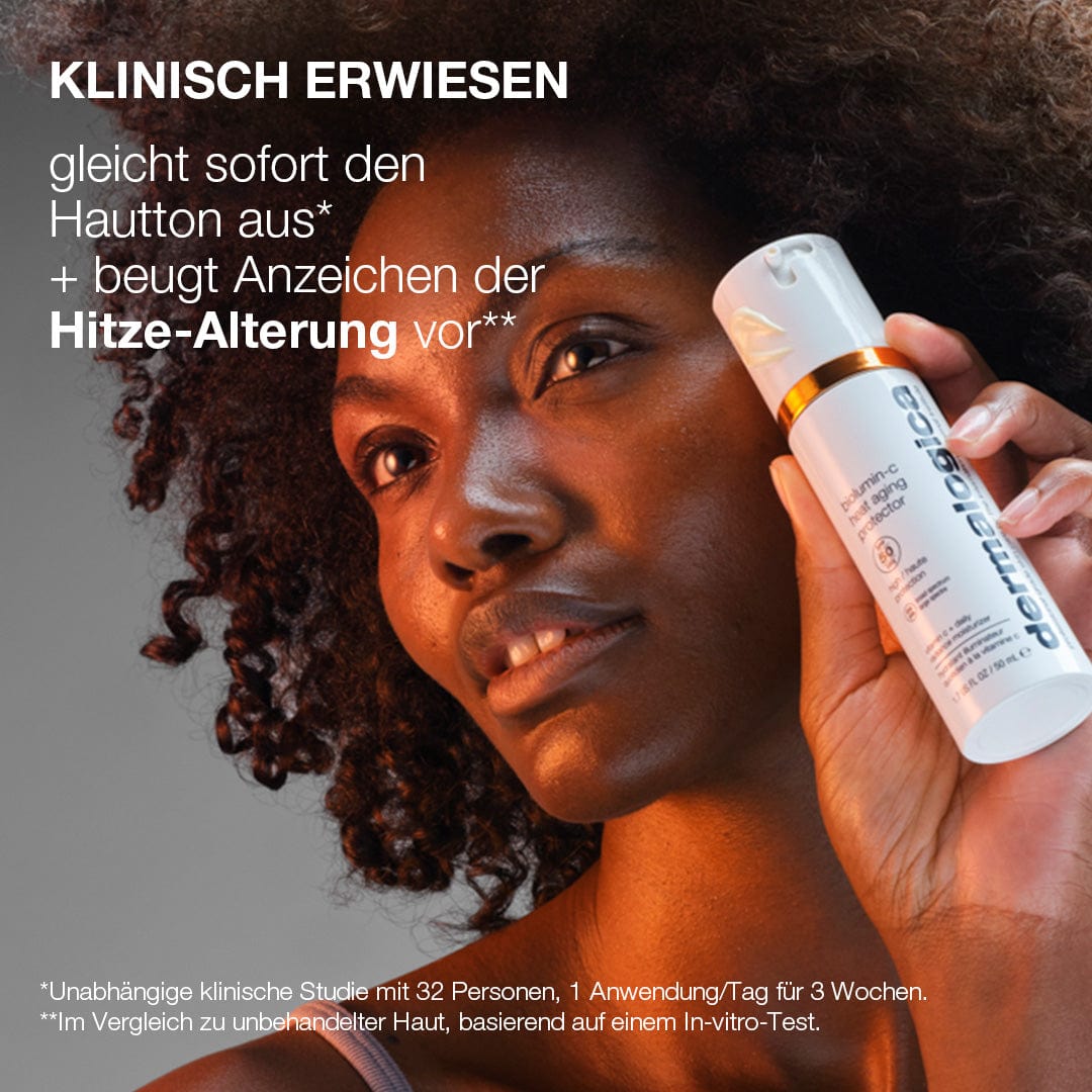 Jemand hält eine Flasche Biolumin-C Heat Aging Protector SPF 50 vor sein Gesicht, mit einem deutschen Text, der die Vorteile für die Haut hervorhebt.