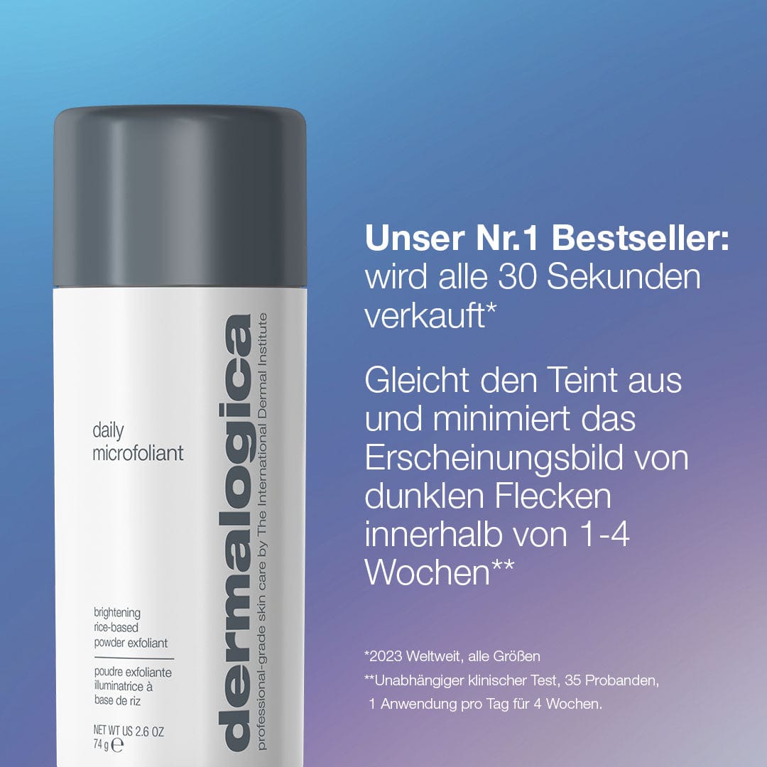 Das Smooth + Brighten Set mit dem Daily Microfoliant in limitierter Auflage mit 2 Geschenken leuchtet vor blauem Hintergrund mit deutschem Text, der seine Vorteile und Beliebtheit hervorhebt. Entdecken Sie, warum Hautpflege-Expert:innen dieses Gesichtspeeling für strahlende Haut empfehlen.