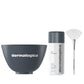 Dieses Smooth + Brighten Set | Daily Microfoliant mit 2 Geschenken von Dermalogica enthält eine Rührschüssel, eine Flasche Daily Microfoliant und einen Fächerpinsel und wurde für Hautpflege-Expert:innen entwickelt, die optimale Gesichtspeeling-Ergebnisse erzielen möchten.