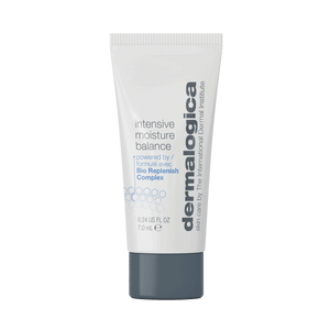 Eine 0,24 fl oz (7,0 ml) Tube der Intensive Moisture Balance Luxus-Probe von Dermalogica mit einem BioReplenish Complex zur Hautpflege, der Feuchtigkeitsverlust vorbeugen soll. Die überwiegend weiße Tube ist mit grauem und blauem Text verziert.