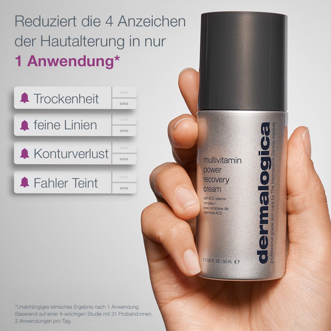 Eine Hand hält eine Flasche MultiVitamin Power Recovery Cream