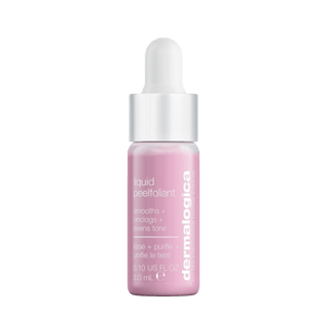 Eine kleine rosa Flasche mit weißer Tropfkappe und der Aufschrift „Liquid Peelfoliant Luxus-Probe, glättet + befreit + gleicht den Hautton aus, 3,0 ml“ verspricht verkleinerte Poren.