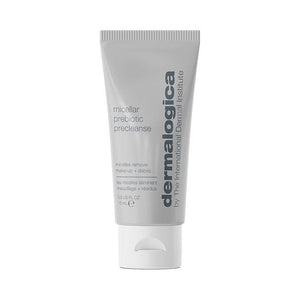 Eine Tube Dermalogica Mikellar Prebiotic Precleanse gegen einen einfarbigen Hintergrund.