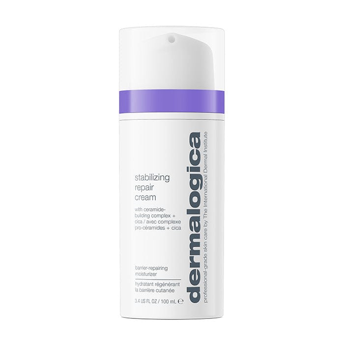 Eine weiße Flasche mit violetten Akzenten und der Aufschrift „Stabilizing Repair Cream | Beruhigende Pflege“ mit einem Fassungsvermögen von 100 ml (3,4 US fl oz) enthält einen Ceramid-Komplex, der ideal für empfindliche Haut ist.