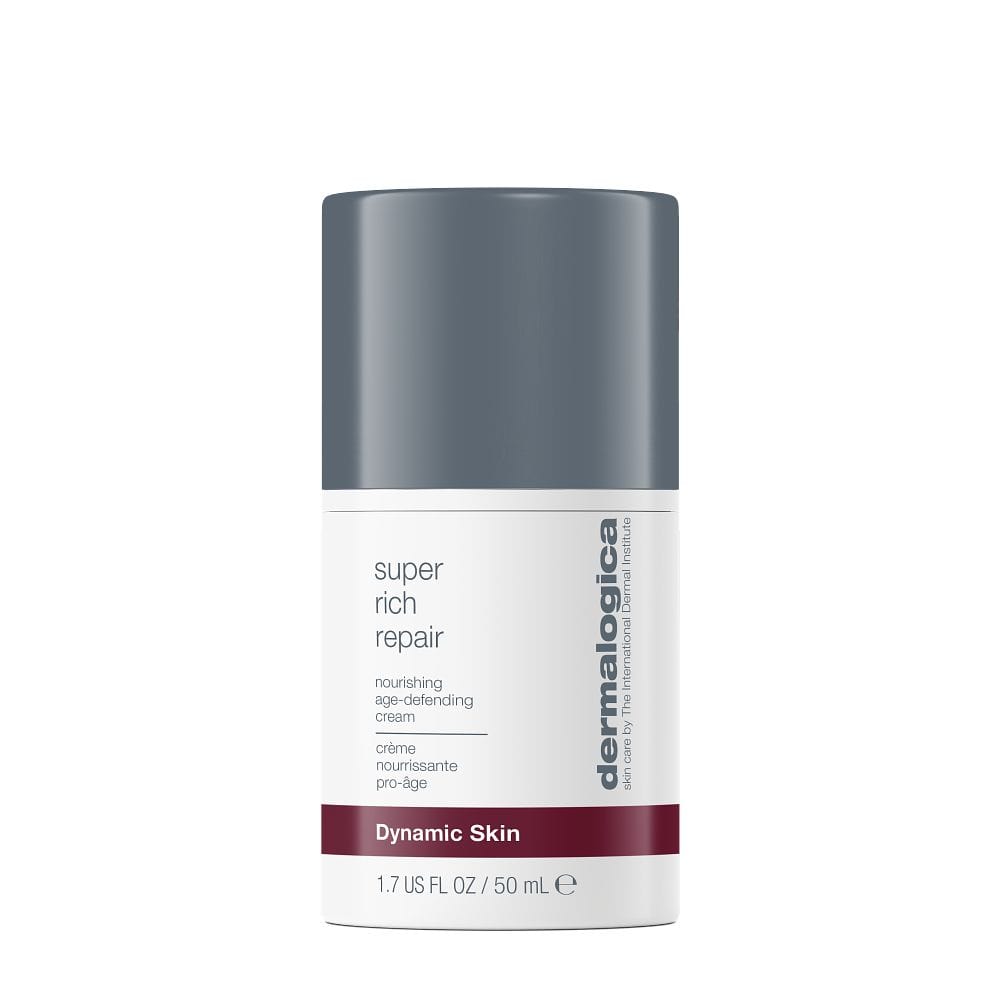 Die Super Rich Repair | Anti-Aging-Creme von Dermalogica hat eine graue Kappe und ein weißes Etikett und ist als „nährende Anti-Aging-Creme“ bekannt. Dieser hochkonzentrierte Moisturizer enthält antioxidative Inhaltsstoffe für eine überlegene Feuchtigkeitspflege.